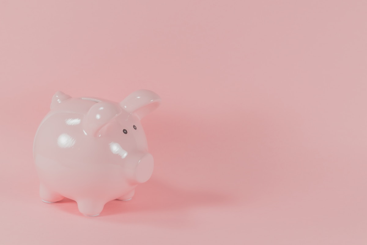 Billetera con tarjeta de débito y tarjeta de crédito